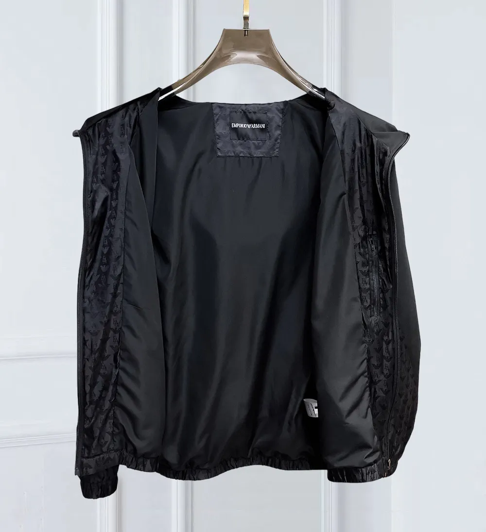 Armani official website Same Style, complete with three labels, on sale in advance. 2026 Autumn and Winter New Arrival men's jacket, Original with complete three labels, Premium version. Custom-made fabrics at the counter. Breathable, high comfort, impeccable details, brand element design concept, reflecting high quality. It feels delicate and soft, presents a casual cut, and has a great upper body shape. Sizes: M～3XL,